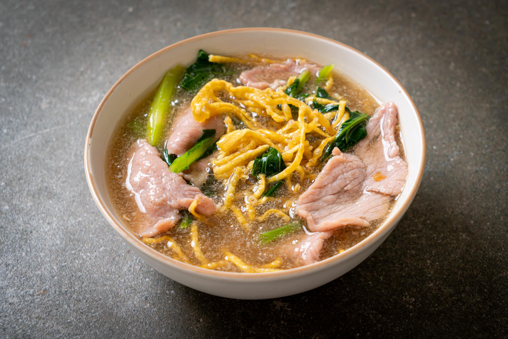 Crispy egg noodle topped with pork gravy, extra special with egg