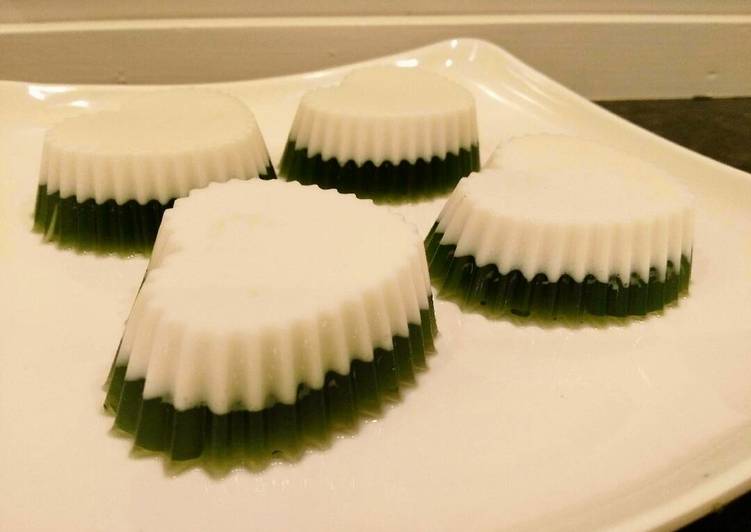 Jelly with coconut cream and pancanus leaf flavor