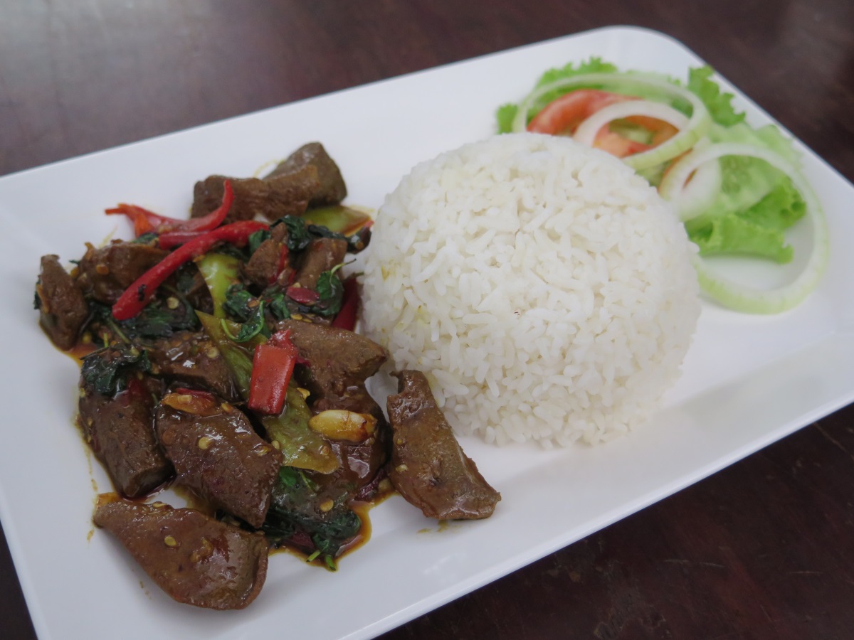 Rice topped with stir-fried pork liver,chilli and basil