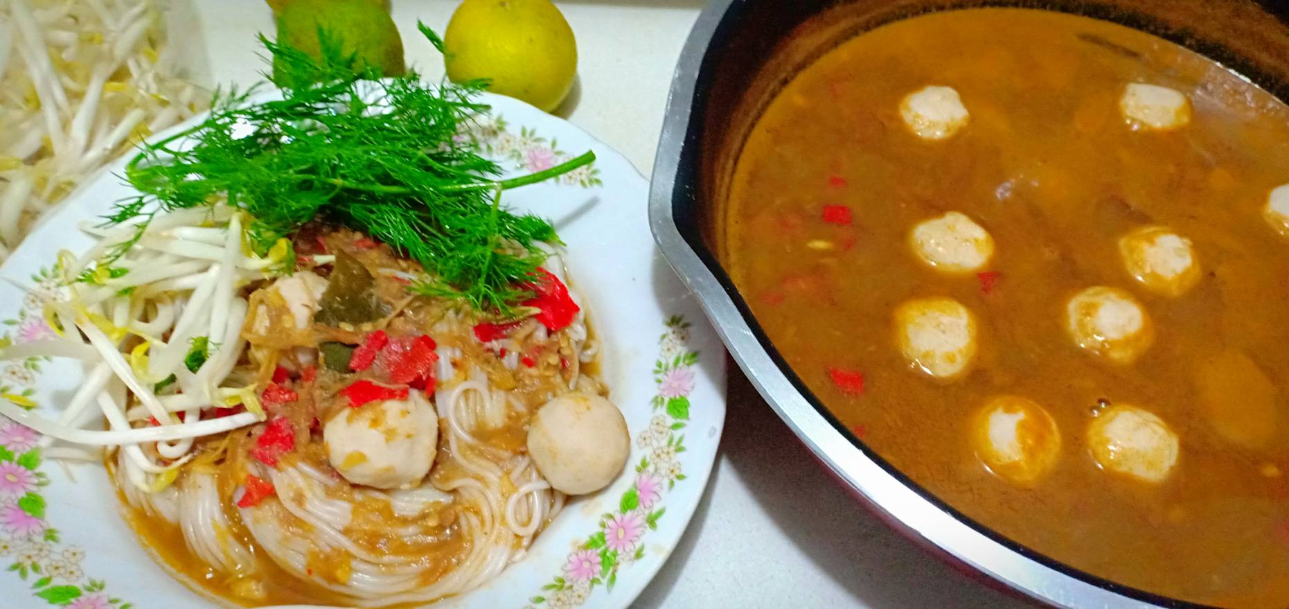 Round rice noodles with fish curry (without coconut milk)