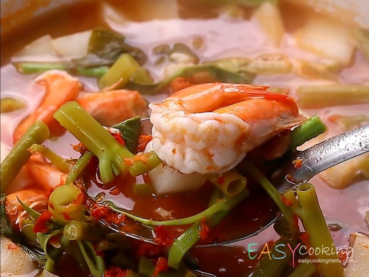 Sour Soup with Mixed Vegetables and Shrimp