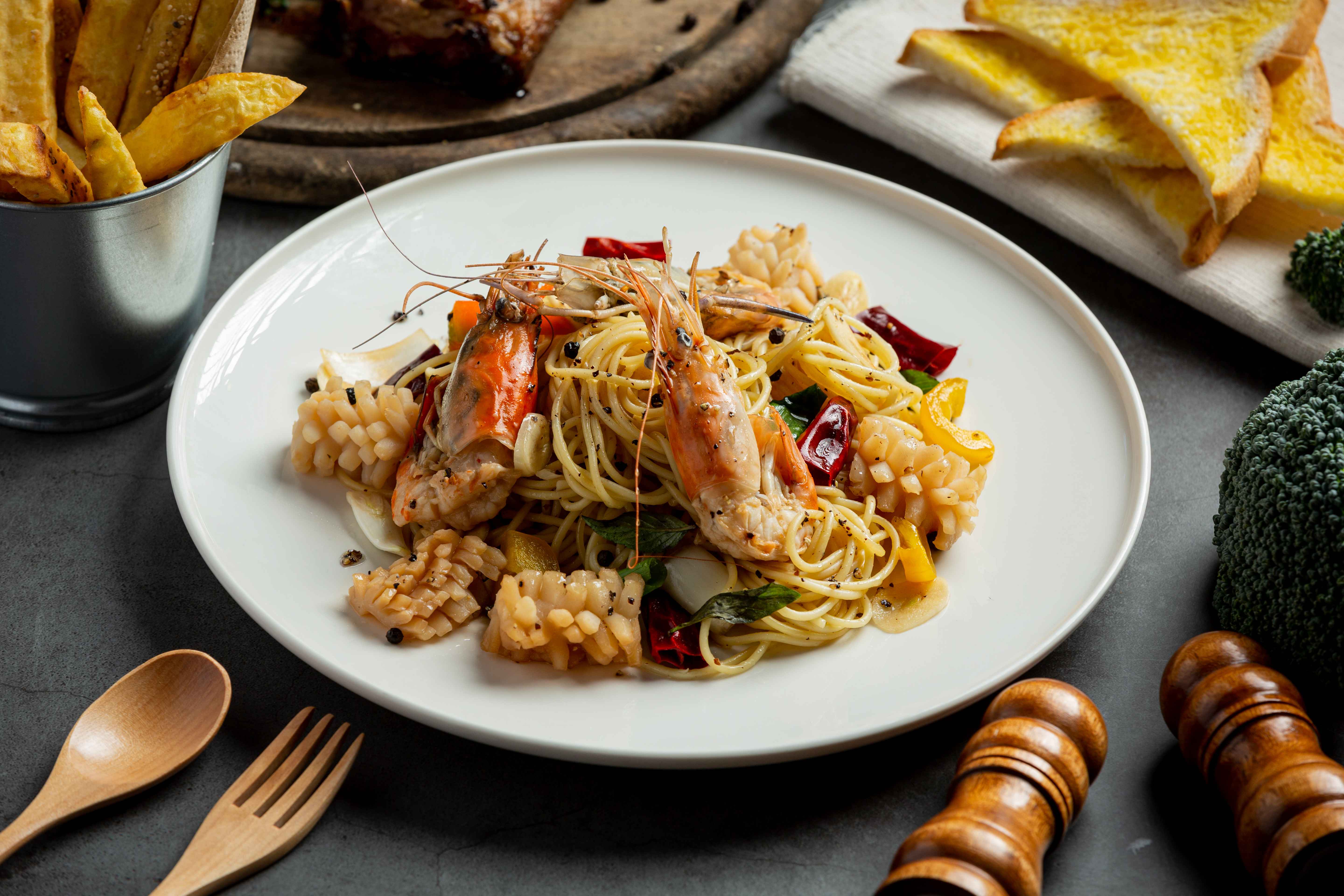 Spicy Seafood Spaghetti Nutrition Facts | Food Tracker & Calorie ...