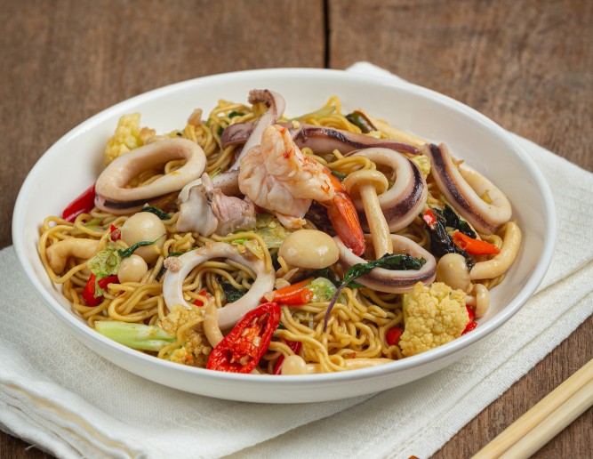 Stir Fried Instant Noodles with Seafood and Basil 
