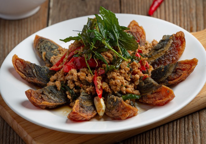 ผัดกะเพราไข่เยี่ยวม้า 